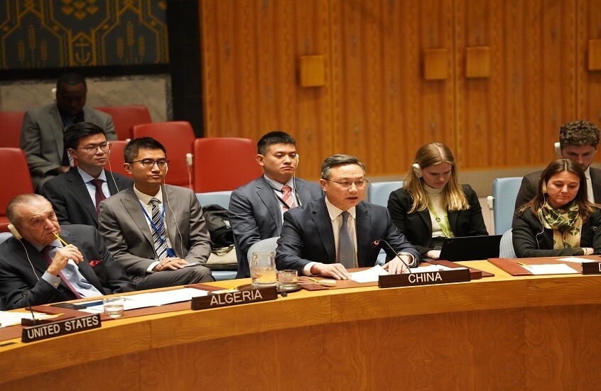 سون لي (في الوسط)، نائب المندوب الدائم للصين لدى الأمم المتحدة