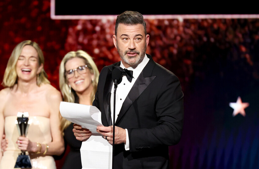 جيمي كيميل يسخر من ترامب ويثير ضحك الجمهور خلال تسلمه جائزة (فيديو)