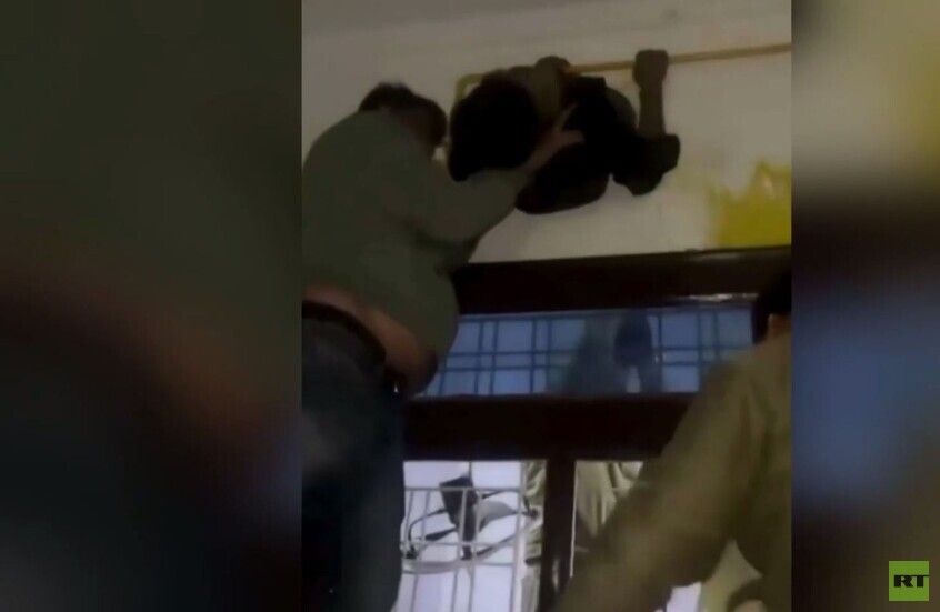 الهند.. لص عالق في فتحة تهوية يثير الدهشة