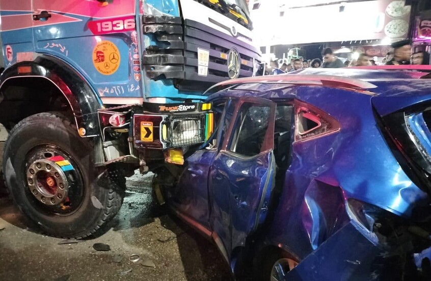 حادث مروع في مصر.. قاطرة تدهس عددا من السيارات بالقاهرة