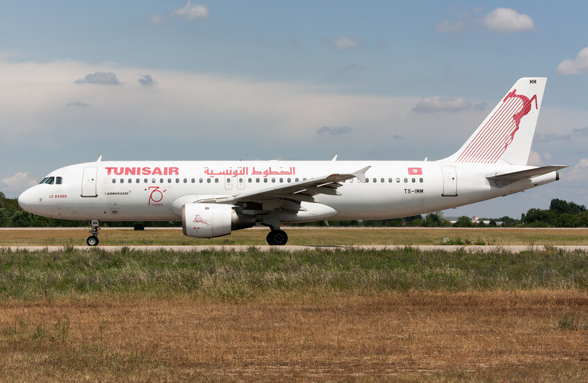 هبوط اضطراري لطائرة تونسية في الجزائر بسبب تعرض مغربية لوعكة صحية