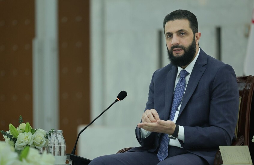 الشرع يلبي طلب مواطن خلال تجوله في دمشق ويثير تفاعلا.. ماذا قدم له؟ (فيديو)