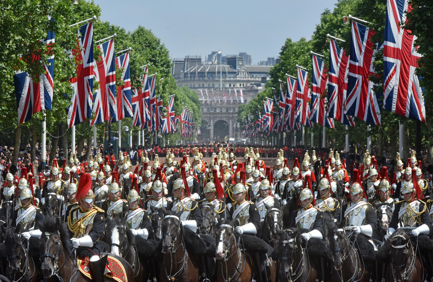 فضيحة مدوية في الجيش البريطاني.. أميرال مزيف يحتال على الجميع لمدة 14 عاما وعقوبته "مخزية" (فيديو)