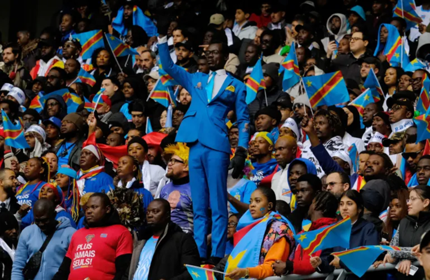 نهاية درامية.. رد فعل مؤثر للمشجع الكونغولي "لومومبا فيا" بعد هدف بولبينة "القاتل" (فيديو)