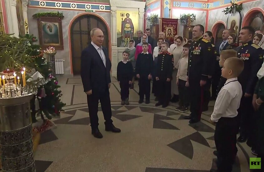 الرئيس الروسي فلاديمير بوتين يشهد احتفالات عيد الميلاد في إحدى الكنائس في ضواحي موسكو