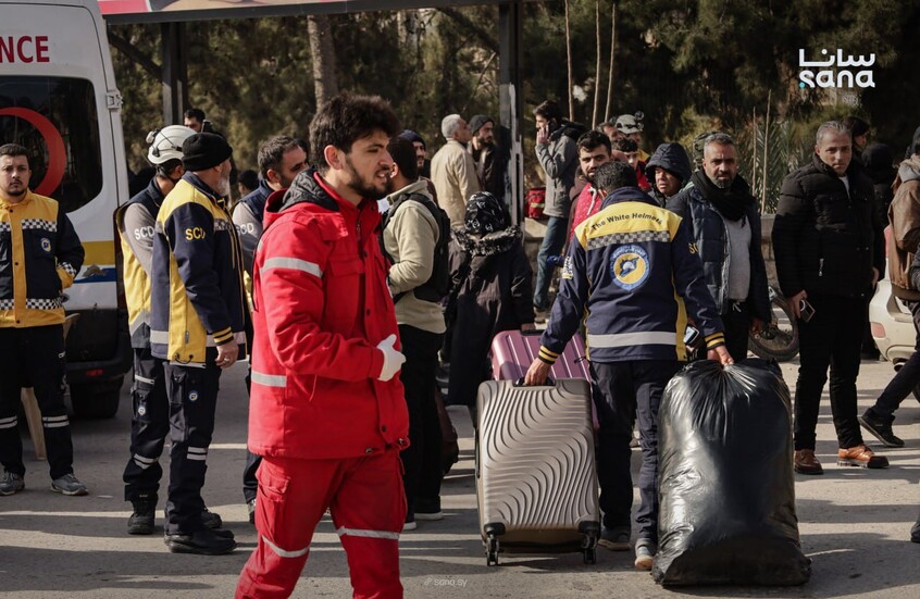 الدفاع المدني السوري يساعد النازحين من حي الشيخ مقصود في حلب (صور)
