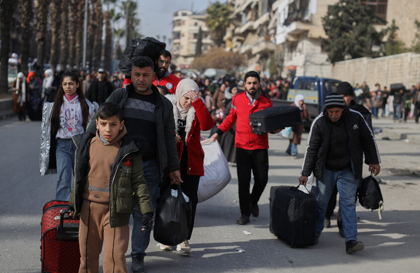 "الإخبارية" السورية نقلا عن محافظة حلب: نزوح عشرات الآلاف من الشيخ مقصود والأشرفية جراء الاشتباكات