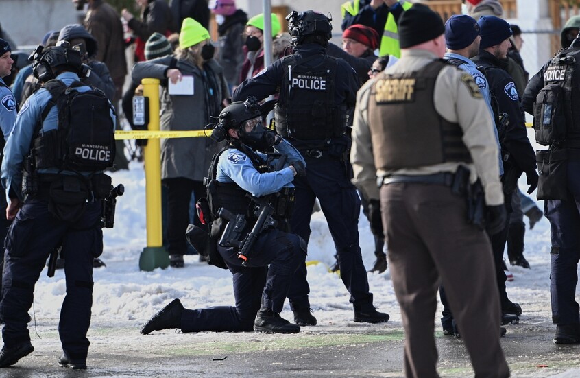 الولايات المتحدة.. اشتباكات بين الشرطة ومحتجين عقب إطلاق نار مرتبط بوكالة الهجرة في مينيابوليس