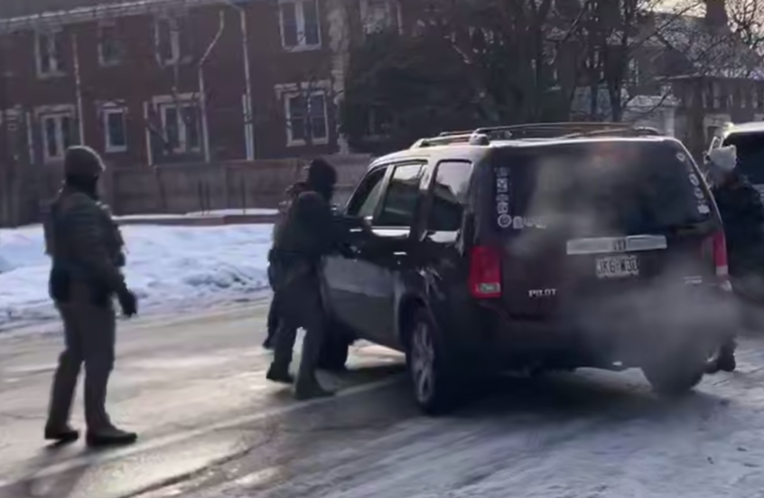 رجل أمن فيدرالي أمريكي يقتل امرأة بدم بارد دون خطر يهدد حياته في حملة السلطة ضد المهاجرين (فيديو)