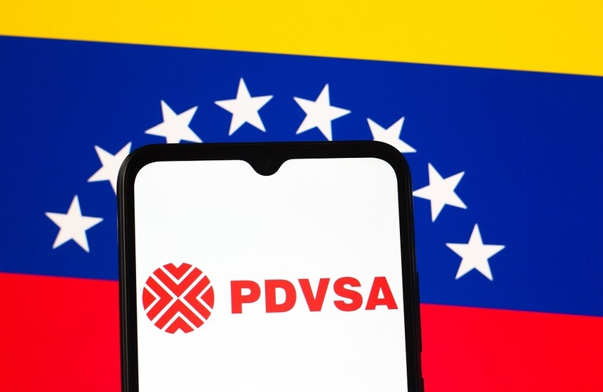 "وول ستريت جورنال": الولايات المتحدة تعمل على خطة للسيطرة على النفط الفنزويلي لسنوات قادمة
