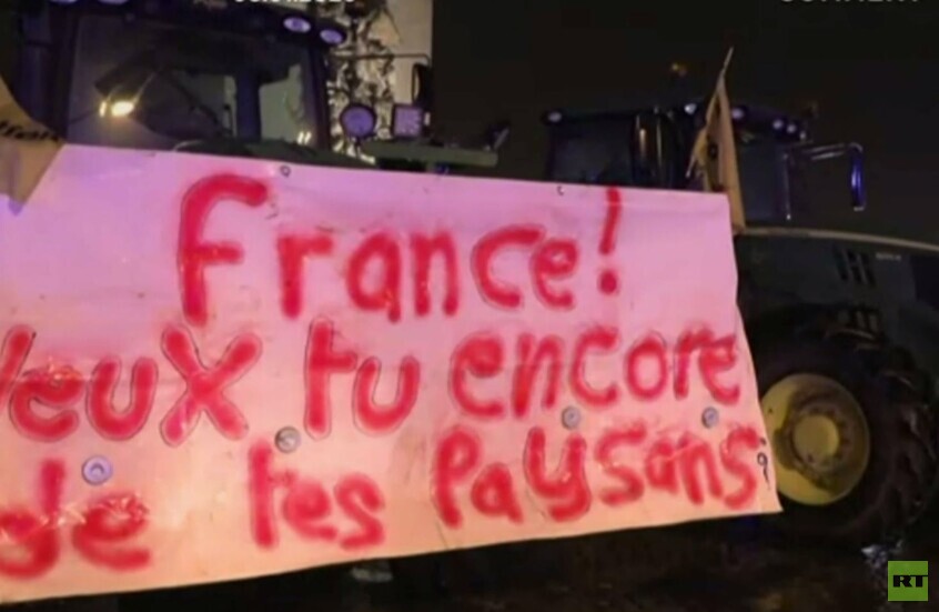 فرنسا.. مزارعون غاضبون يصلون إلى باريس على متن جراراتهم