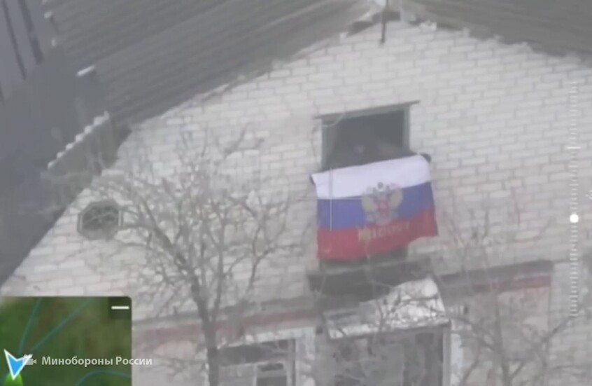 قوات مجموعة "الغرب" ترفع العلم الروسي في بلدة بودولي المحررة