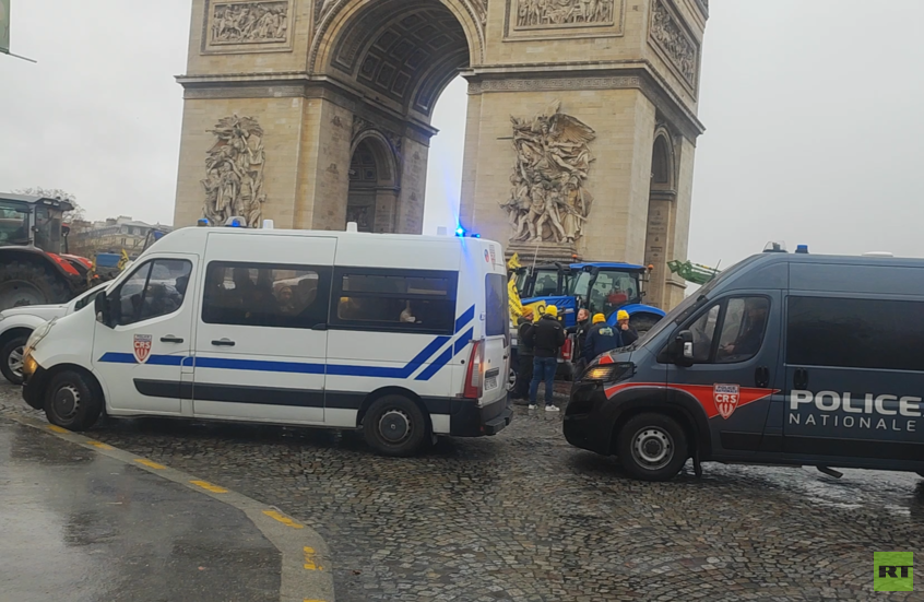 فرنسا.. مزارعون يصلون بجراراتهم قرب برج إيفل وقوس النصر احتجاجا على "ميركوسور" (صور + فيديو)