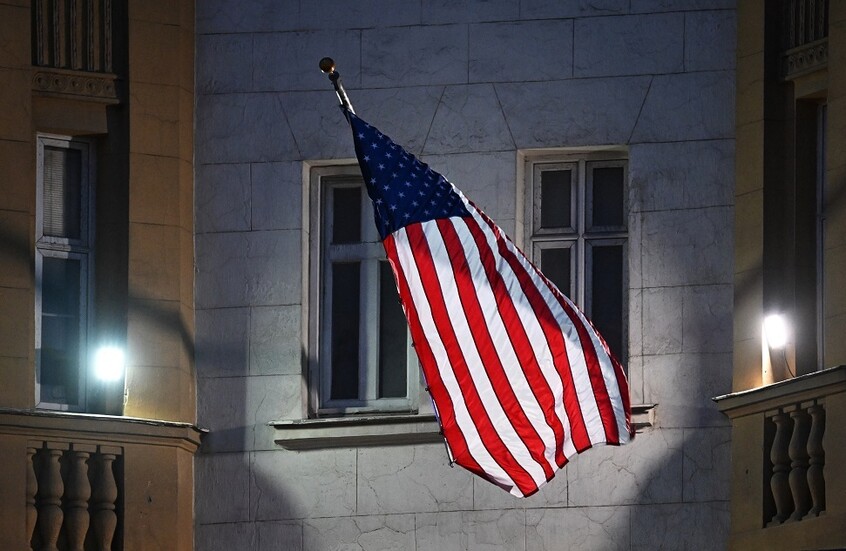 وزير أمريكي: الولايات المتحدة لا تريد أن تلعب إيران وروسيا "دورا مهما" في فنزويلا