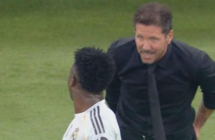 ماذا قال سيميوني لفينيسيوس؟.. تفاصيل "العبارة المستفزة" التي أشعلت ديربي مدريد (فيديو)