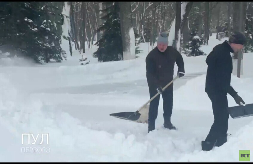 بيلاروس.. ألكسندر لوكاشينكو يشارك في إزالة الثلوج بعد عاصفة ثلجية قوية