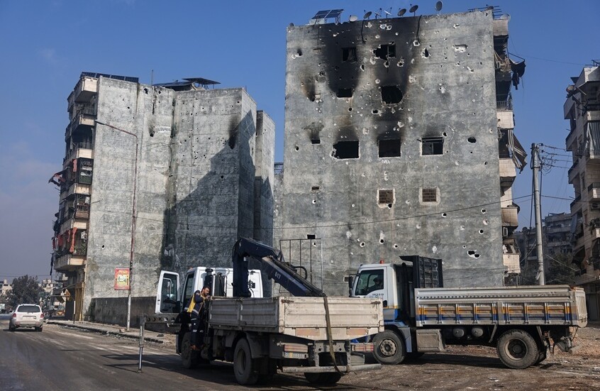 سوريا.. دبابة تابعة للقوات الحكومية تدهس صحفيا أثناء بث مباشر (فيديو)