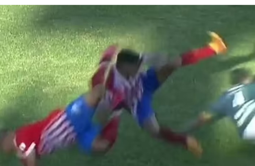 أول لاعب يستحق طردين!.. مدافع معار يوقع كارثة ضد زملائه السابقين (فيديو)