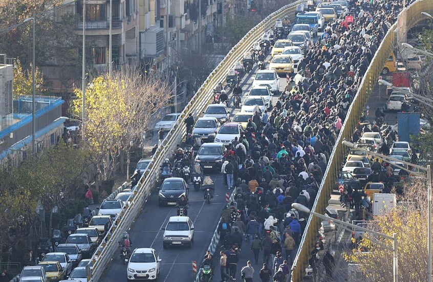 إيران.. مقتل عنصري أمن وطفلة وسط استمرار موجة الاحتجاجات