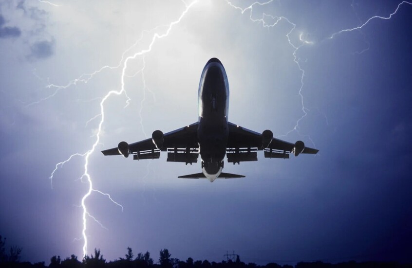 صاعقة تضرب طائرة فريق إسرائيلي في الأجواء