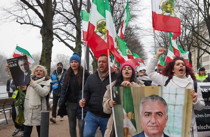 بهلوي يعلن استعداده للعودة إلى إيران ويدعو لاستمرار الاحتجاجات يومي السبت والأحد