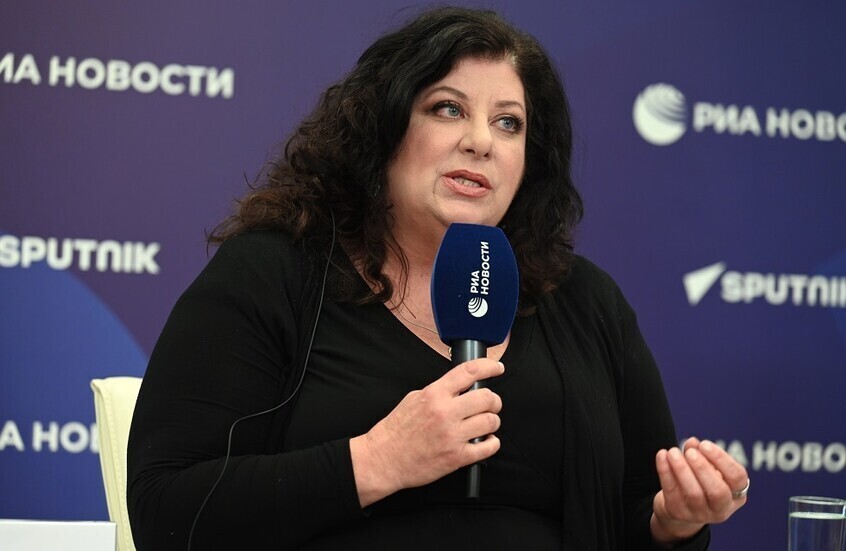 مساعدة بايدن السابقة تنصح الروس بمشاهدة أفلام أوليفر ستون