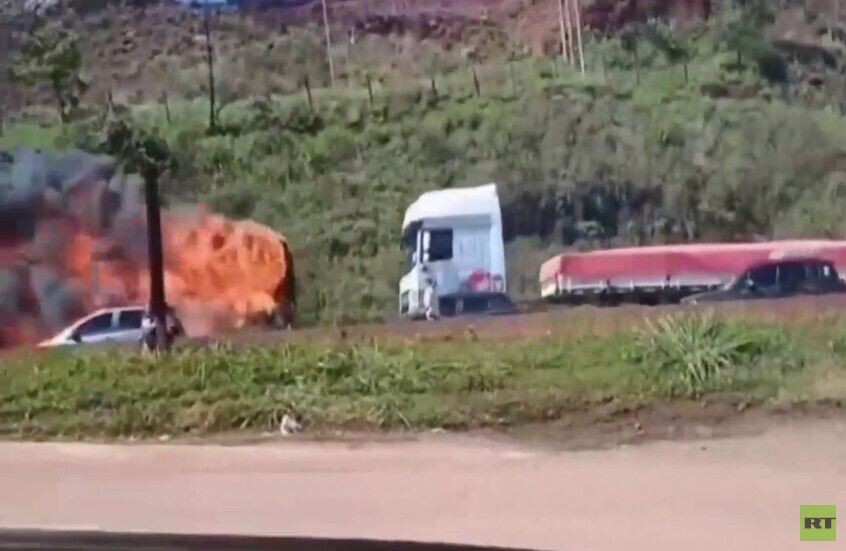 البرازيل.. اندلاع النيران في حافلة أثناء سيرها على الطريق