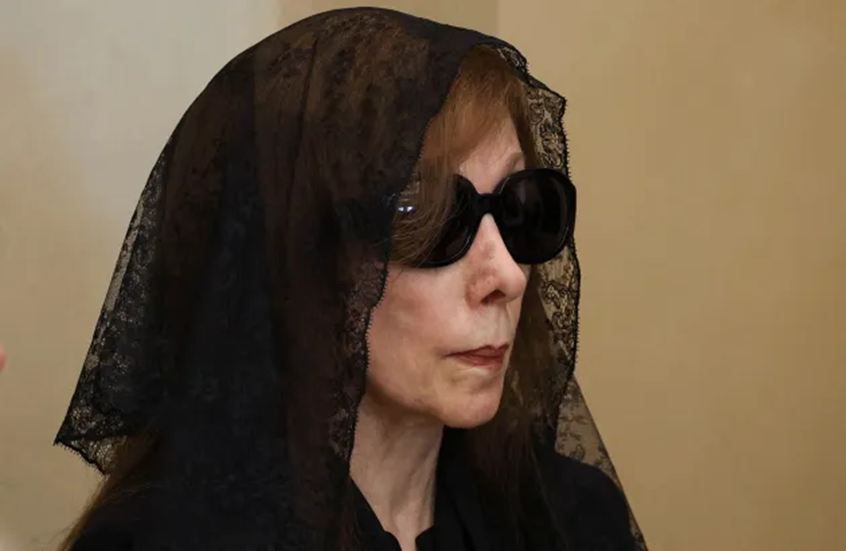 فيروز تودع نجلها الأصغر في جنازة مؤثرة (فيديو)