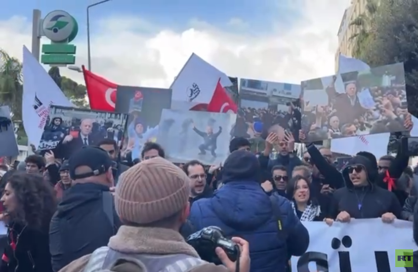 "الظلم مؤذن بالثورة".. مسيرة احتجاجية حاشدة في تونس رفضا للظلم ولمحاكمات الرأي (فيديو)