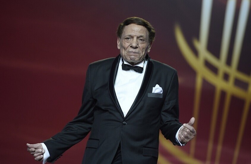 نجل عادل إمام ينشر صورة نادرة لوالده ويعلق: "الزعيم أحلى حاجة جت في التاريخ"