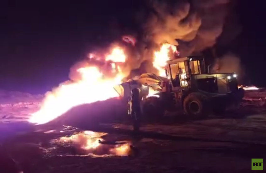 عمل تخريبي متعمد.. حريق كبير بأنابيب نقل النفط في ريف حمص بسوريا (فيديو)