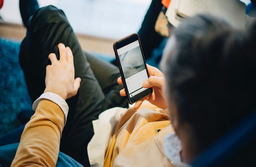 خبير مصري يحذر: لا تصطحبوا الهاتف إلى غرفة النوم ودورة المياه