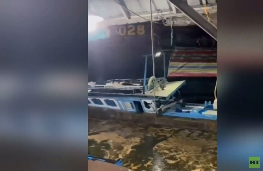 إندونيسيا.. قارب سحب يدمر سفينة صيد بالكامل وسط رياح قوية