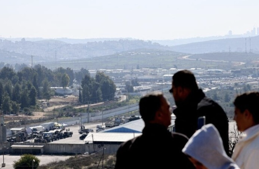 وصول 12 أسيرا محررا إلى مستشفى شهداء الأقصى في غزة عبر معبر كرم أبو سالم