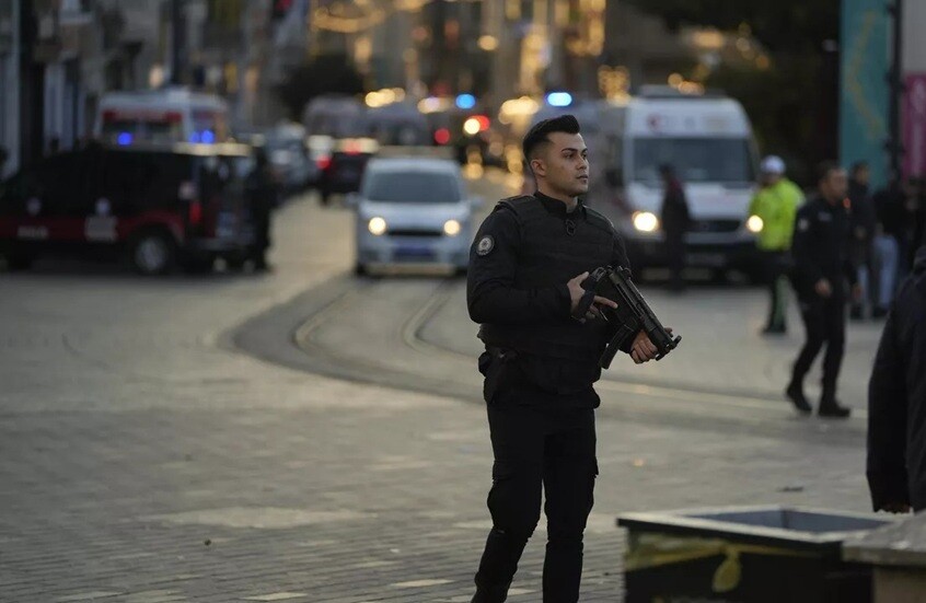 إصابة 3 أشخاص جراء انفجار طرد بريدي في مجمع سكني فاخر بإسطنبول