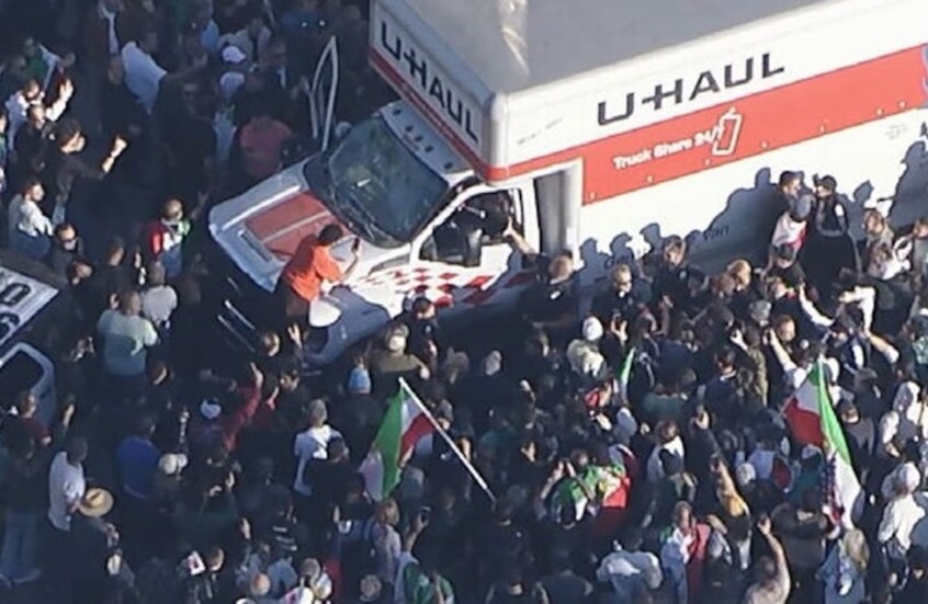 شاحنة تدهس حشدا في لوس أنجلوس أثناء مظاهرة ضد "النظام الإيراني" (فيديو)