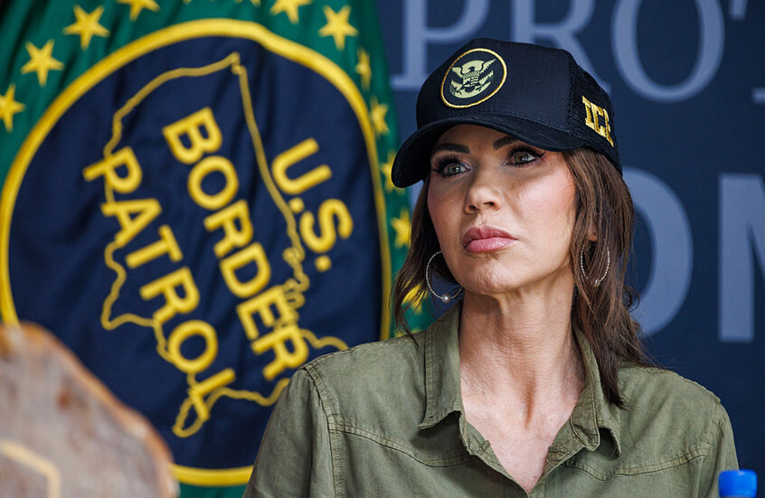 وزيرة الأمن الداخلي الأمريكية تجدد دفاعها عن عملية إطلاق النار في مينيابوليس