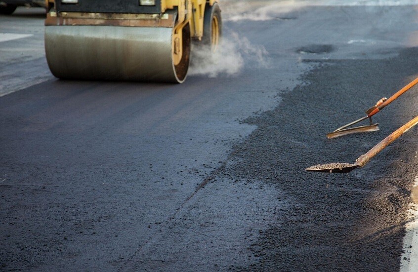 ابتكار روسي يحول نفايات البلاستيك إلى إسفلت متين