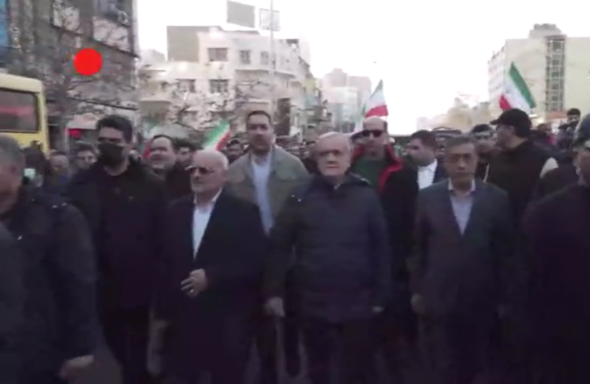 الرئيس الإيراني يشارك في مسيرة طهران الشعبية