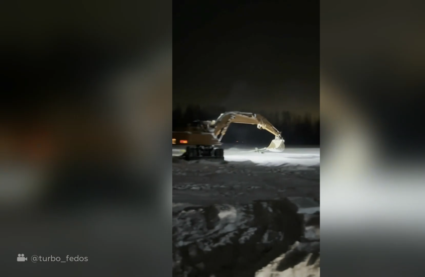 شاهد.. روسي ينظم فعالية ترفيهية مثيرة باستخدام حلقة تزلج وحفارة