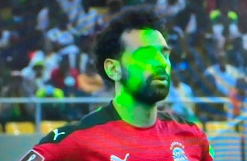 تصرف مثير.. السنغال تدعو مشجعا شهيرا لتوجيه "سلاحه" إلى وجه صلاح (فيديو)