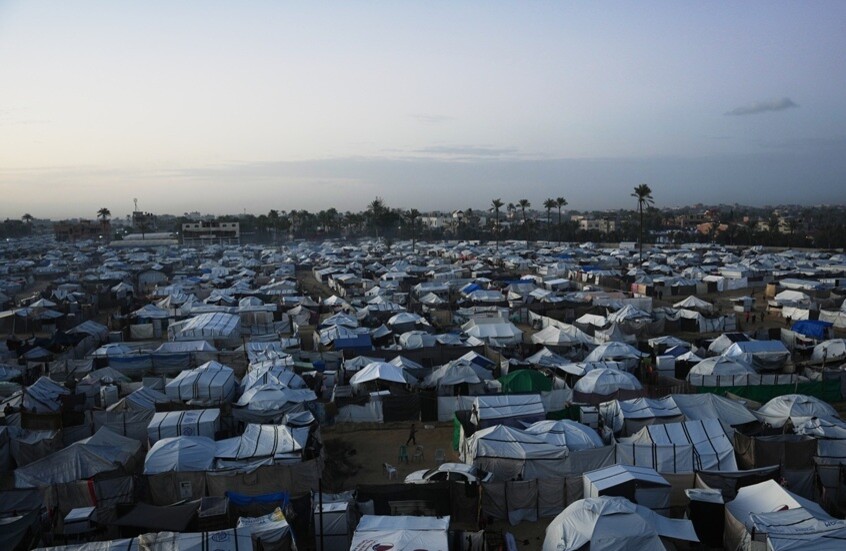 المعاناة تتواصل في غزة.. 127 ألف خيمة تالفة في غزة ومئات آلاف النازحين يواجهون منخفضا باردا