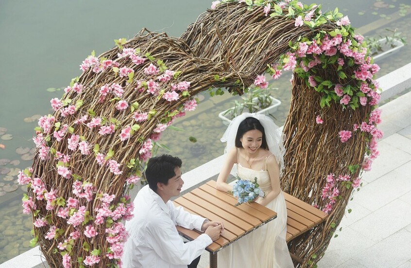 امرأة صينية تحصل على بوليصة "تأمين الحب" بعد زواجها