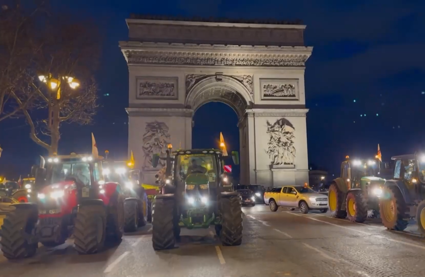 مزارعون فرنسيون يركنون جراراتهم أمام قوس النصر وسط باريس