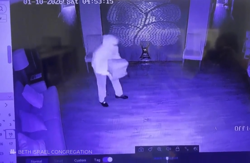 الولايات المتحدة.. كاميرا المراقبة ترصد مشتبها به يضرم النار في كنيس "بيت إسرائيل" بولاية ميسيسيبي