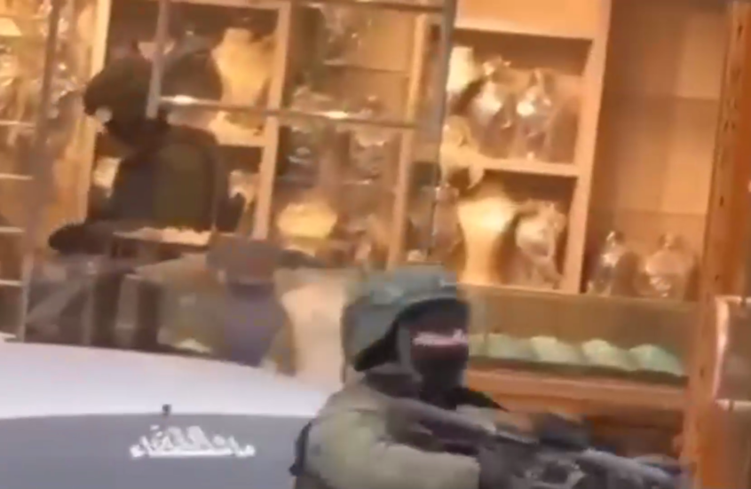 شاهد.. سطو مسلح على محل مجوهرات في الخليل ينفذه مرتدو زي الجيش الإسرائيلي