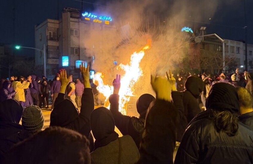 محلل سياسات أمريكي يعلق على احتجاجات إيران ويقارنها بالربيع العربي في مصر وتونس