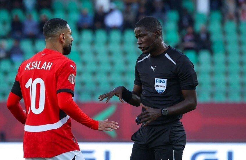 له سوابق.. حكم مباراة السنغال يثير قلق جماهير منتخب مصر