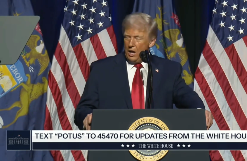 ترامب يسخر من سعال بايدن المتكرر ويقلده