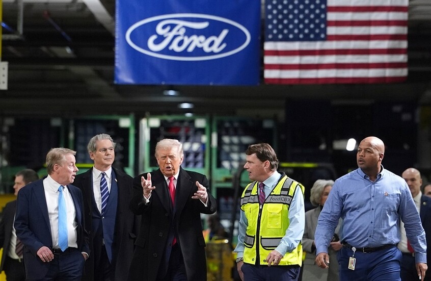 الإعلام الأمريكي يكشف ماذا حصل لعامل مصنع "فورد" الذي شتم ترامب